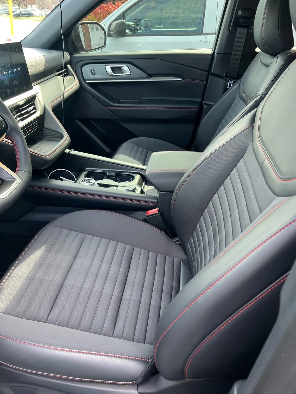 Ford Explorer 2026 photo 2