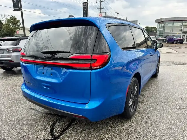 Chrysler Pacifica 2027 photo 5