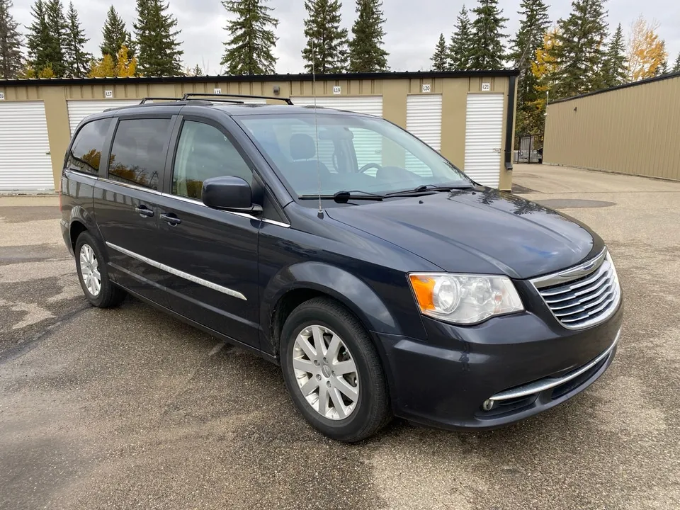 Chrysler Town & Country 2014 photo 2