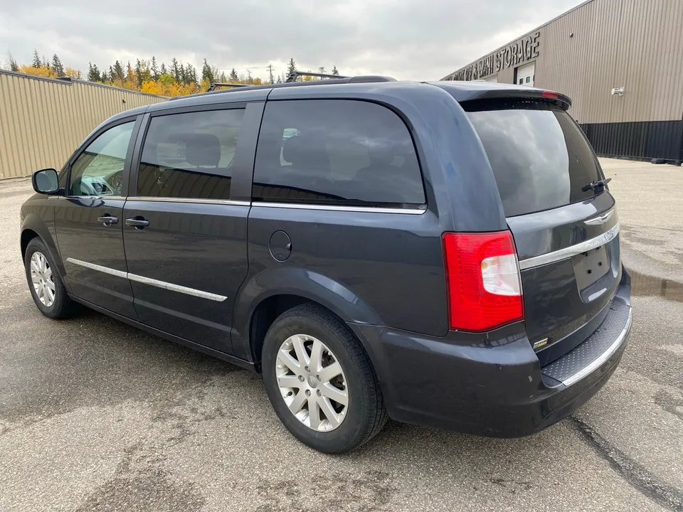 Chrysler Town & Country 2014 photo 3
