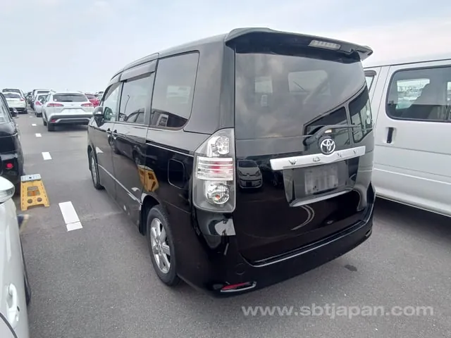 Toyota Voxy 2009 photo 3