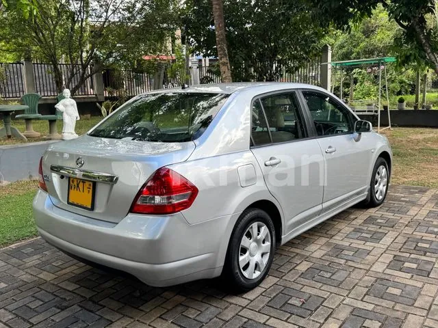 Nissan Tiida 2010 photo 2