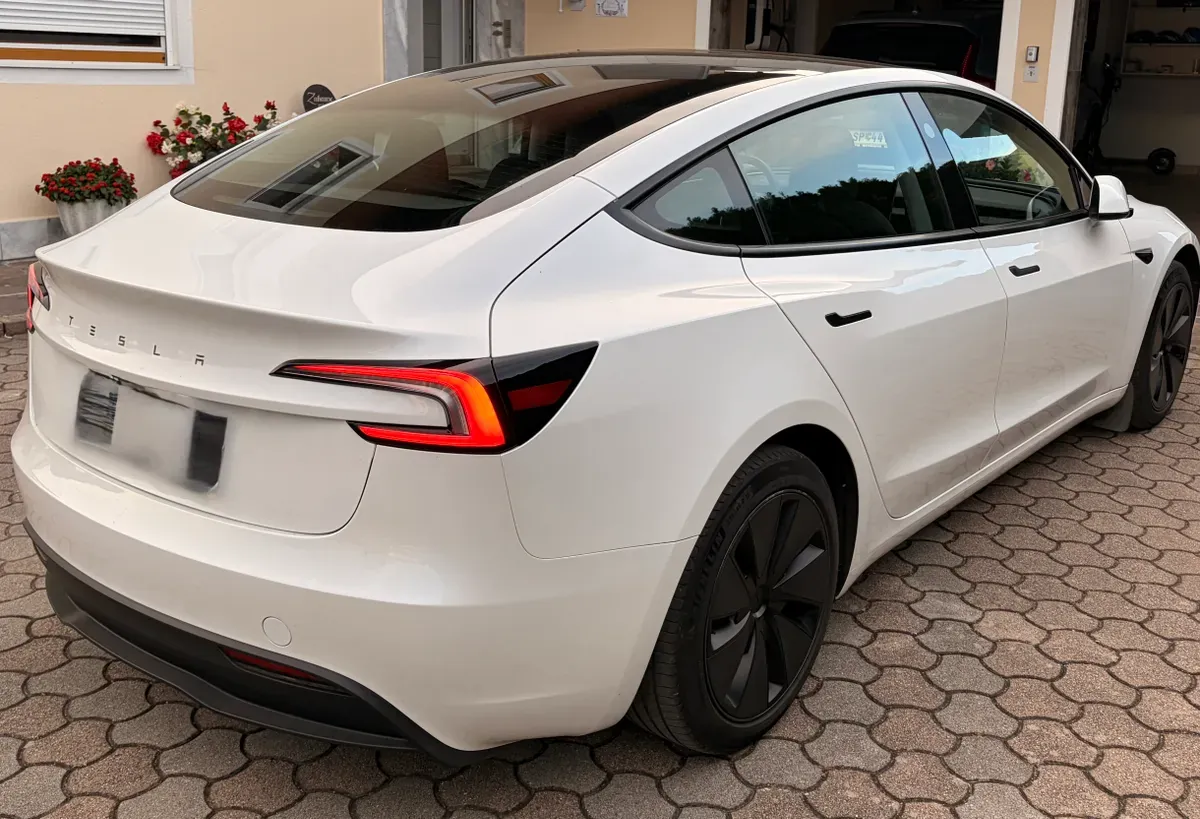 Tesla Model 3 2023 photo 2
