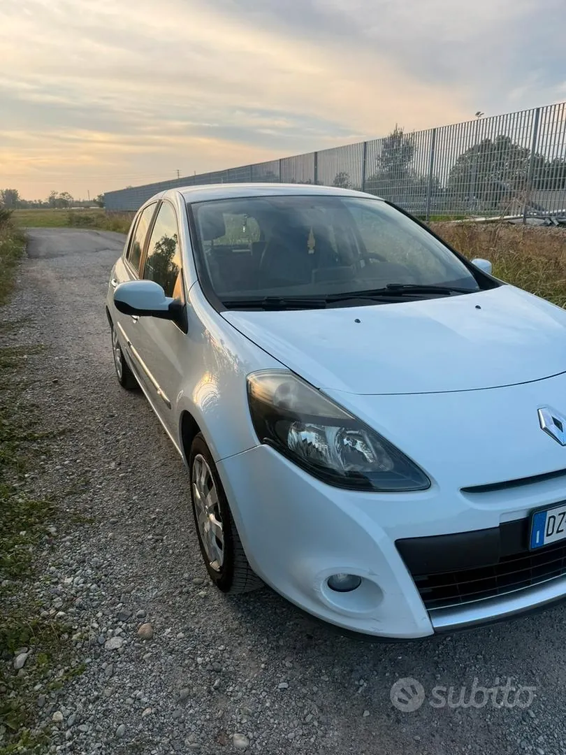 Renault Clio 2009 photo 2