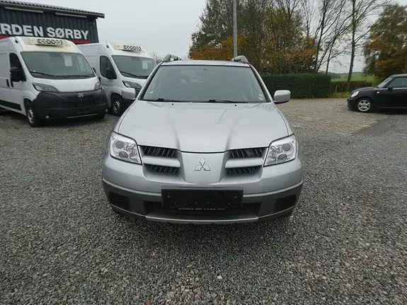 Mitsubishi Outlander 2004 photo 2