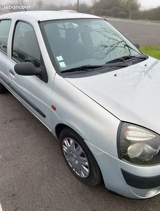 Renault Clio 2002 photo 2