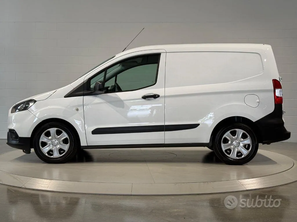 Ford Transit Courier 2023 photo 2