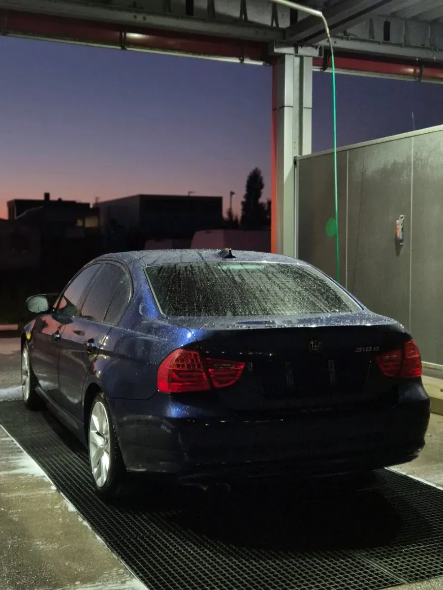BMW 3 Series 2010 photo 3