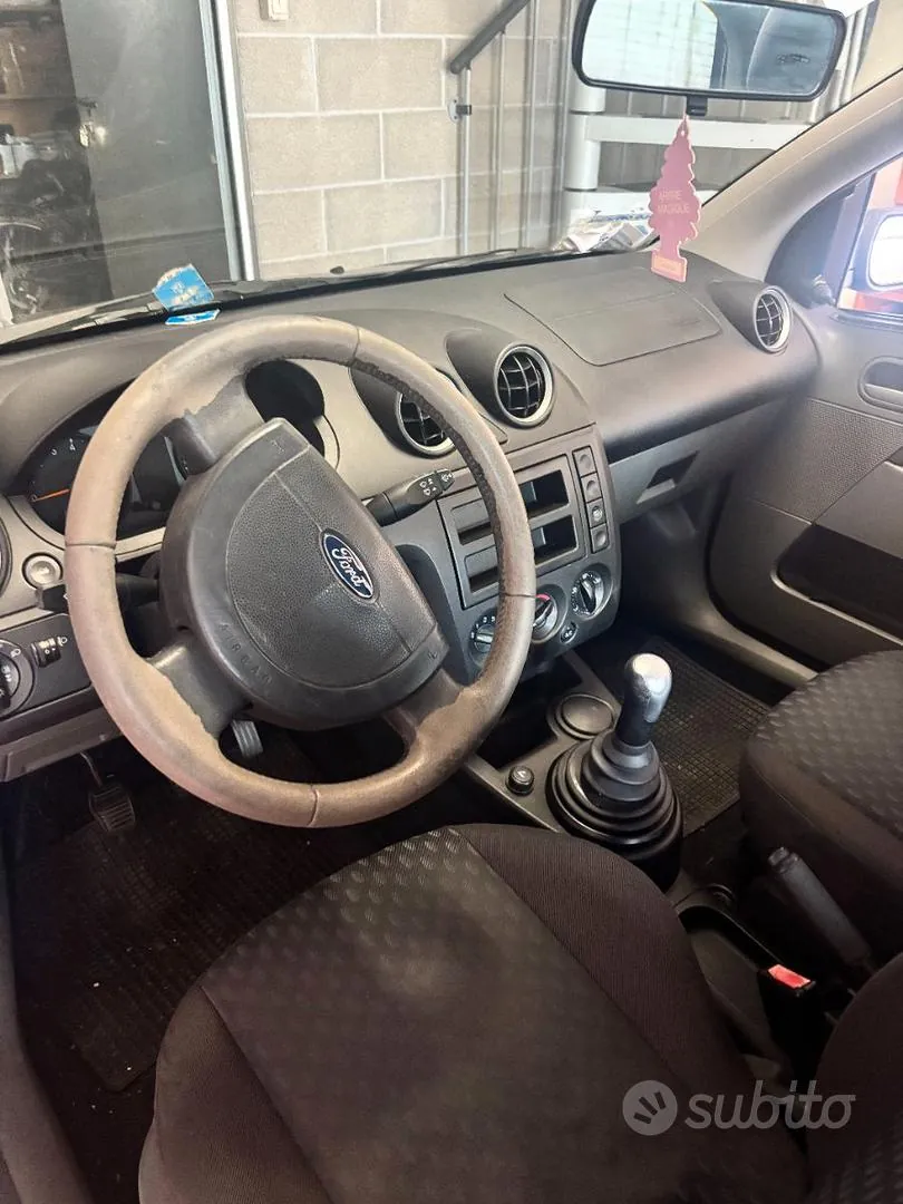 Ford Fiesta 2003 photo 2