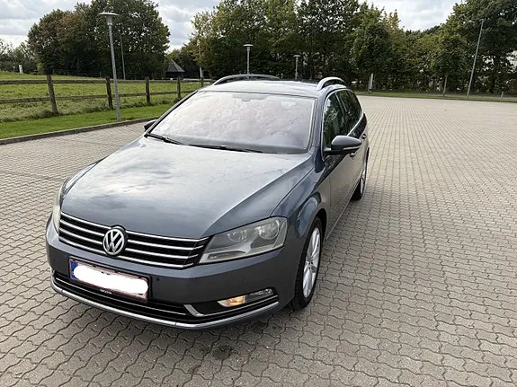 Volkswagen Passat 2011 photo 2