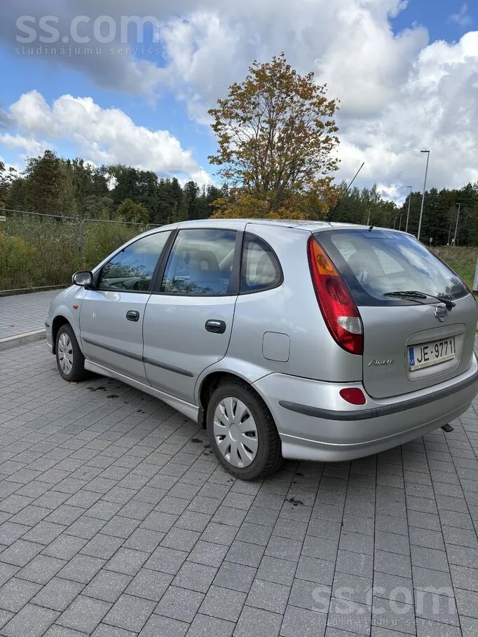 Nissan Almera Tino 2001 photo 4