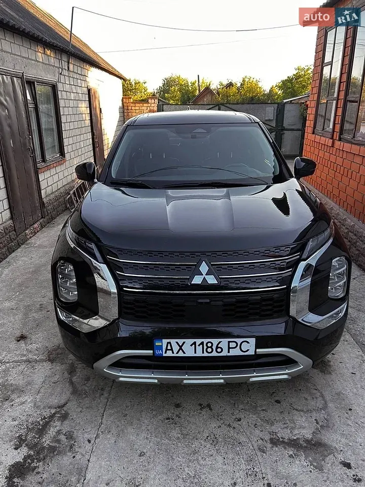 Mitsubishi Outlander 2022 photo 2