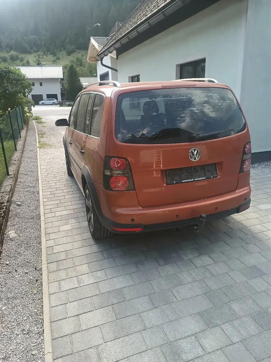 Volkswagen Touran 2008 photo 2