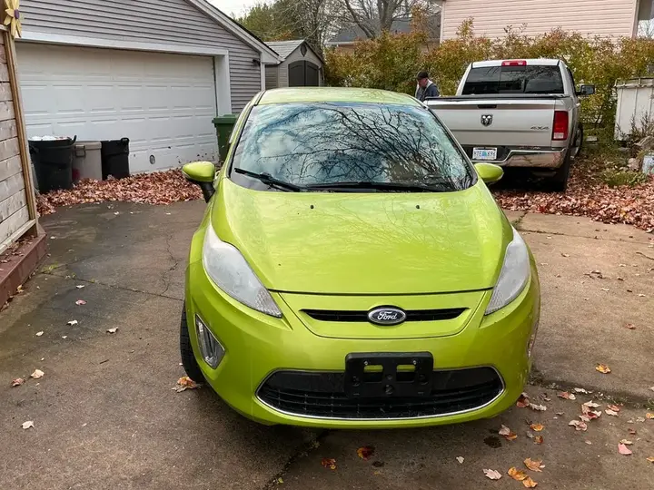 Ford Fiesta 2012 photo 2