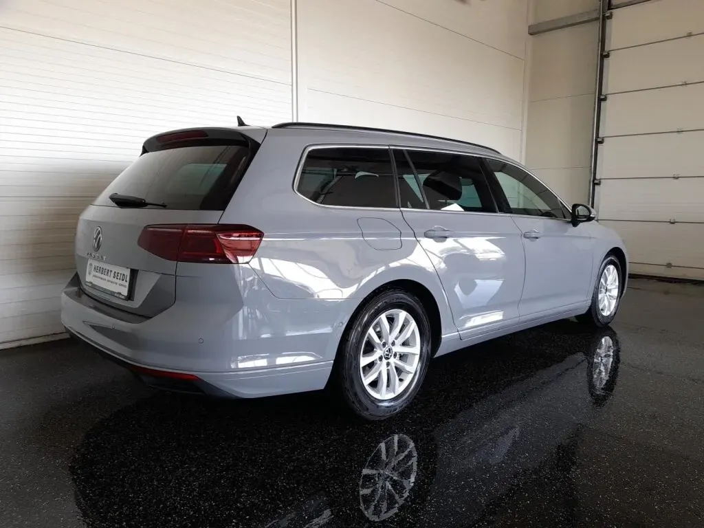 Volkswagen Passat 2023 photo 2