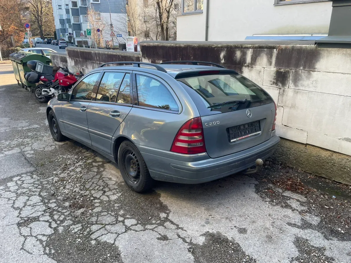 Mercedes-Benz C-Class 2004 photo 2