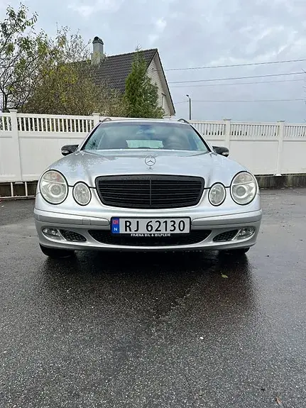 Mercedes-Benz E 220 D 2003 photo 3