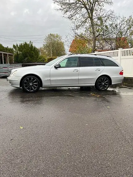 Mercedes-Benz E 220 D 2003 photo 2