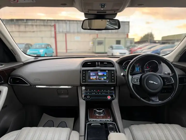 Jaguar F-Pace 2016 photo 2
