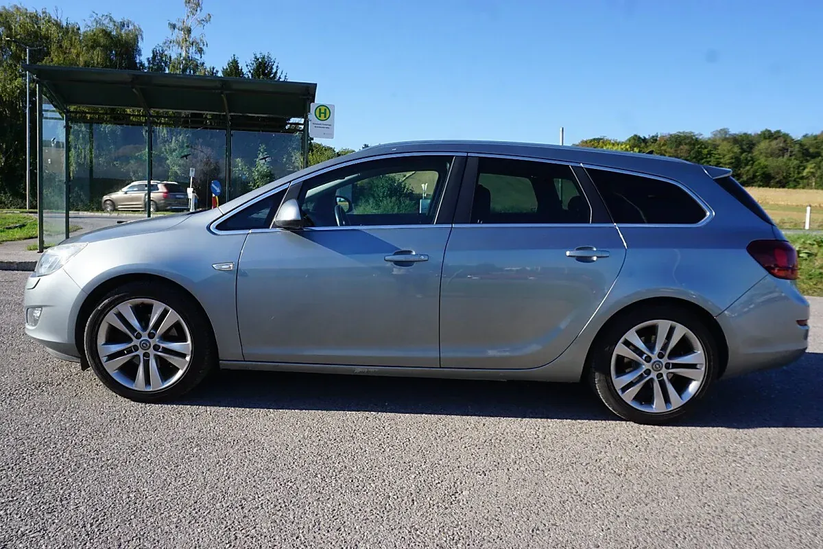 Opel Astra 2011 photo 3