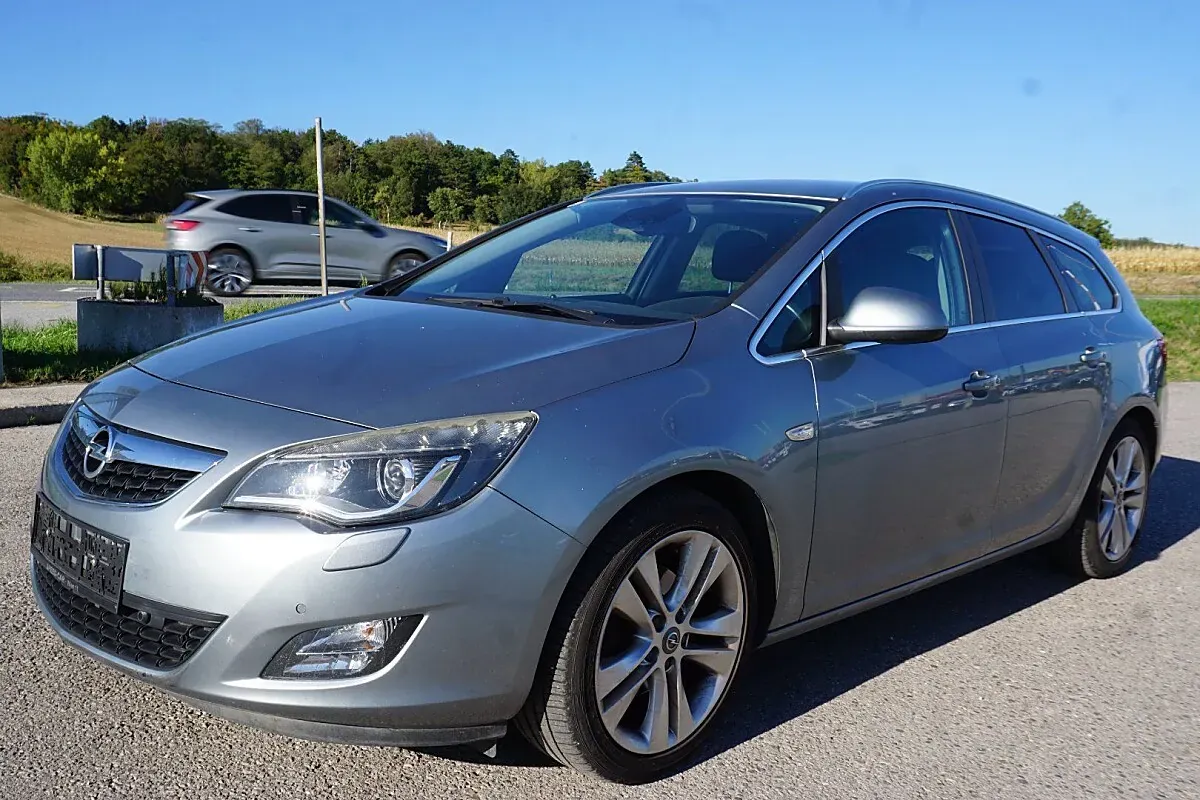 Opel Astra 2011 photo 2