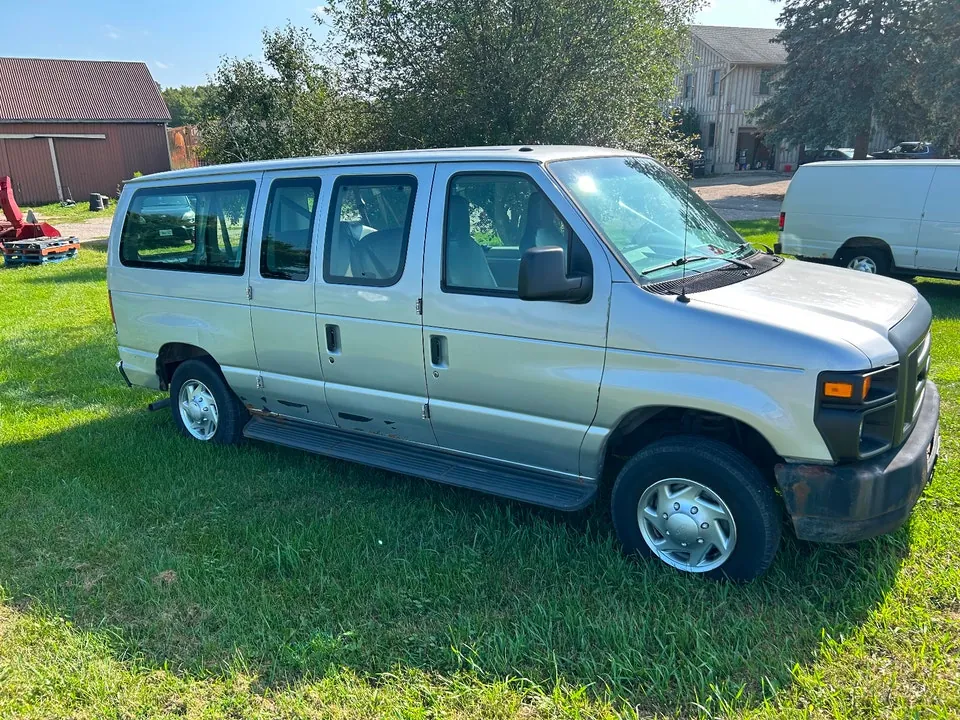 Ford E150 2012 photo 2