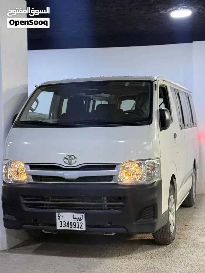 Toyota Hiace 2012 photo 2