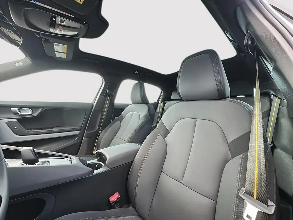 Polestar 2 2025 photo 2