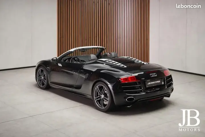 Audi R8 2010 photo 2