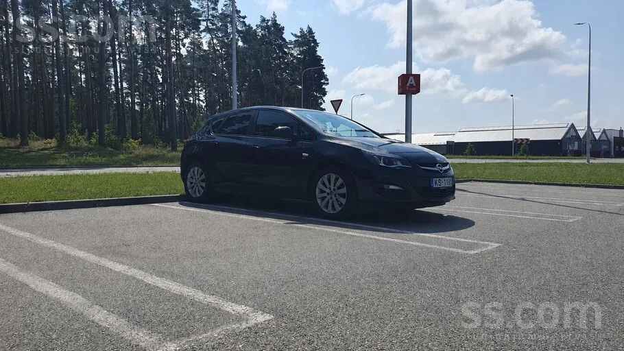 Opel Astra 2012 photo 2