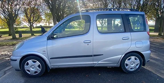 Toyota Yaris Verso 2001 photo 2