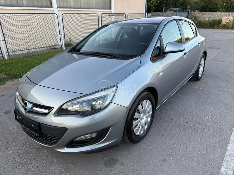 Opel Astra J 2013 photo 2