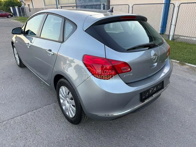 Opel Astra J 2013 photo 5