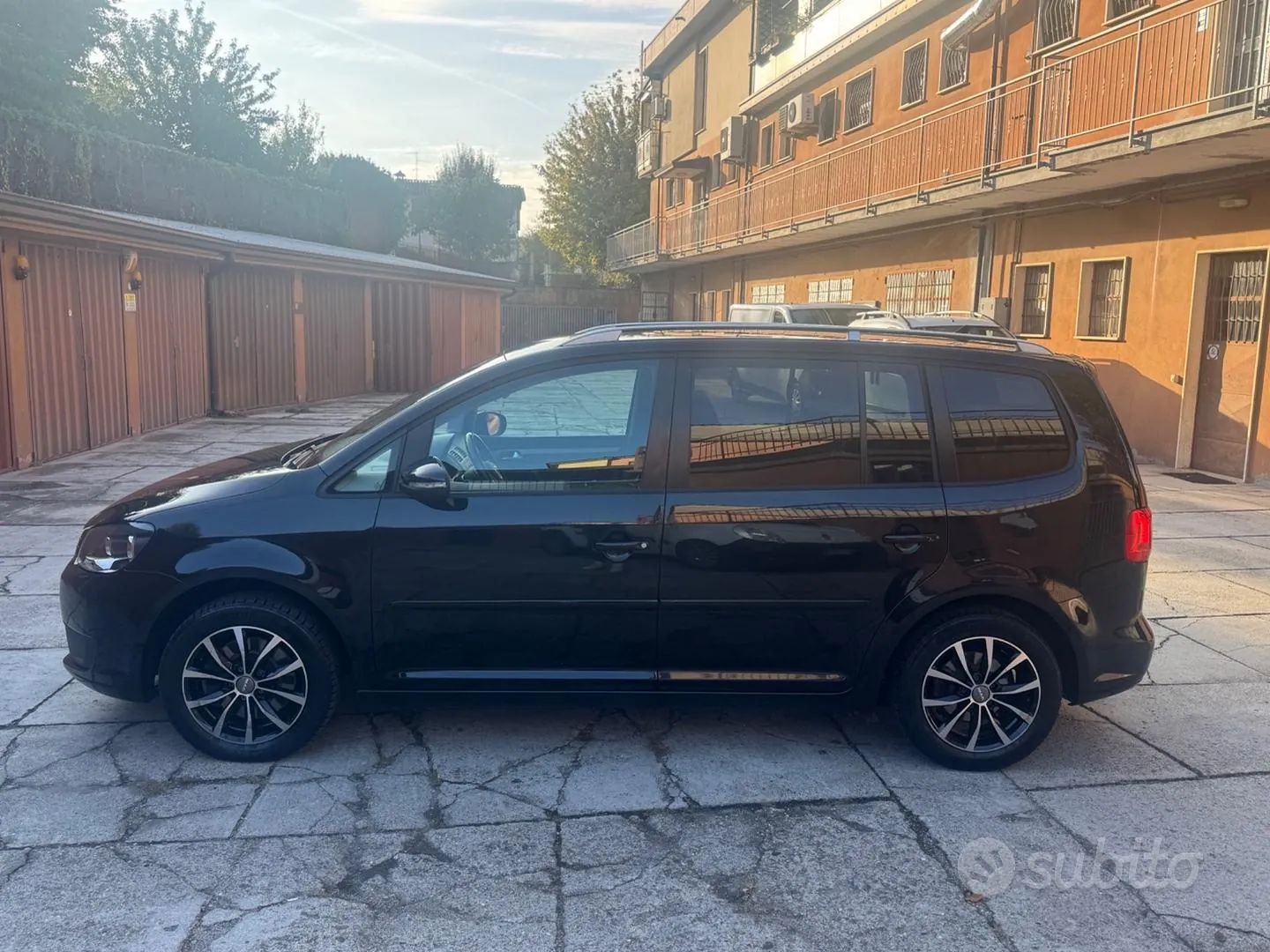Volkswagen Touran 2011 photo 3
