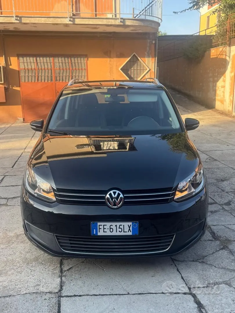 Volkswagen Touran 2011 photo 2