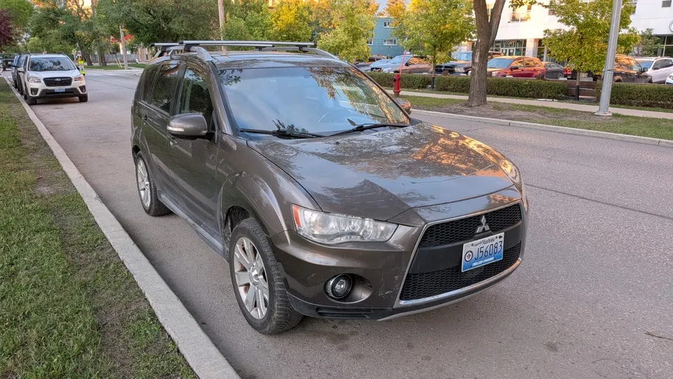 Mitsubishi Outlander 2010 photo 2