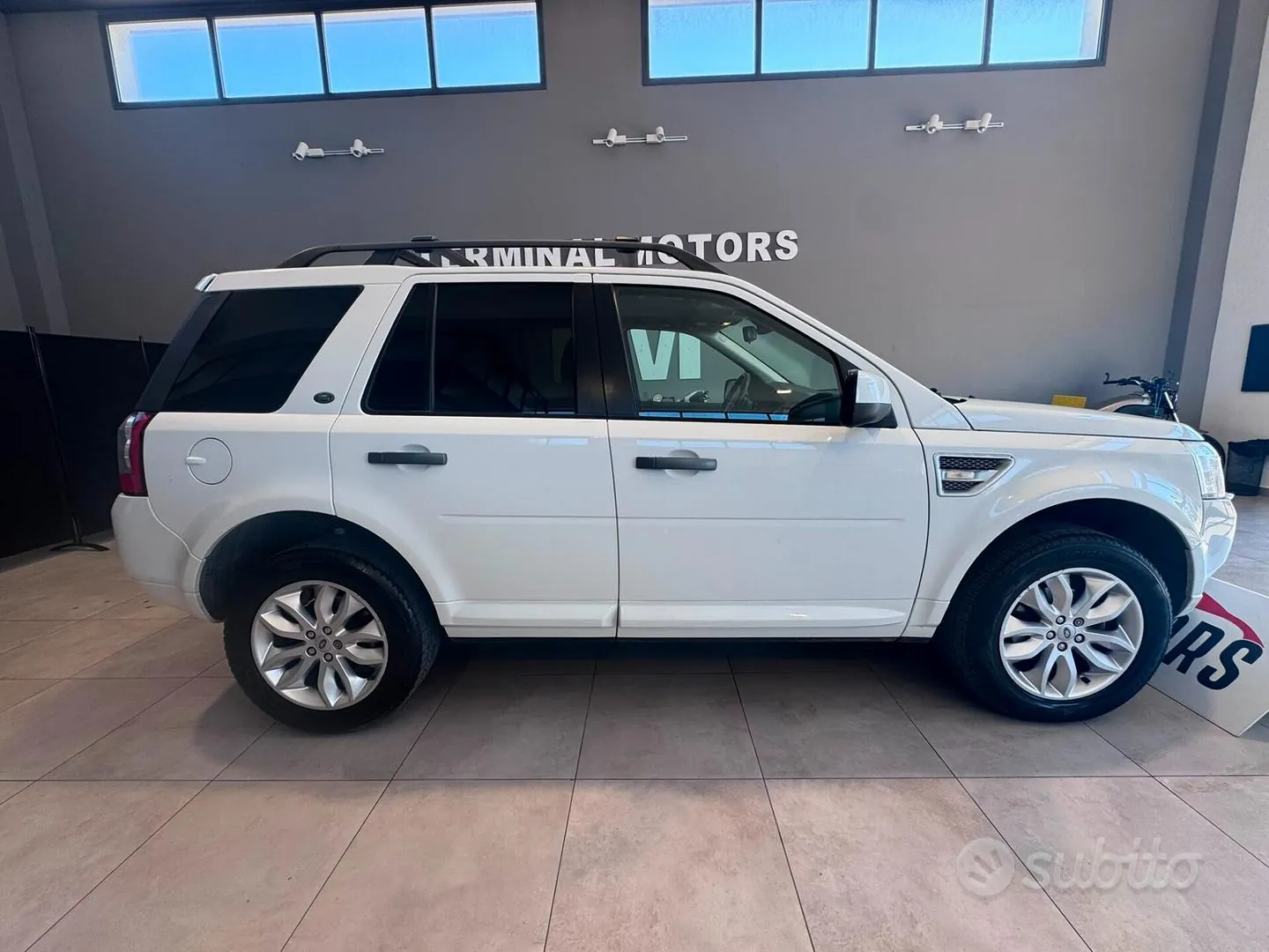 Land Rover Freelander 2010 photo 4