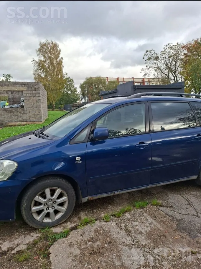 Toyota Avensis Verso 2005 photo 2