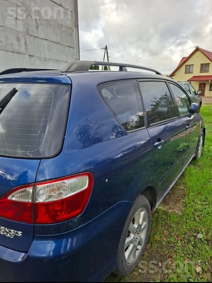 Toyota Avensis Verso 2005 photo 3