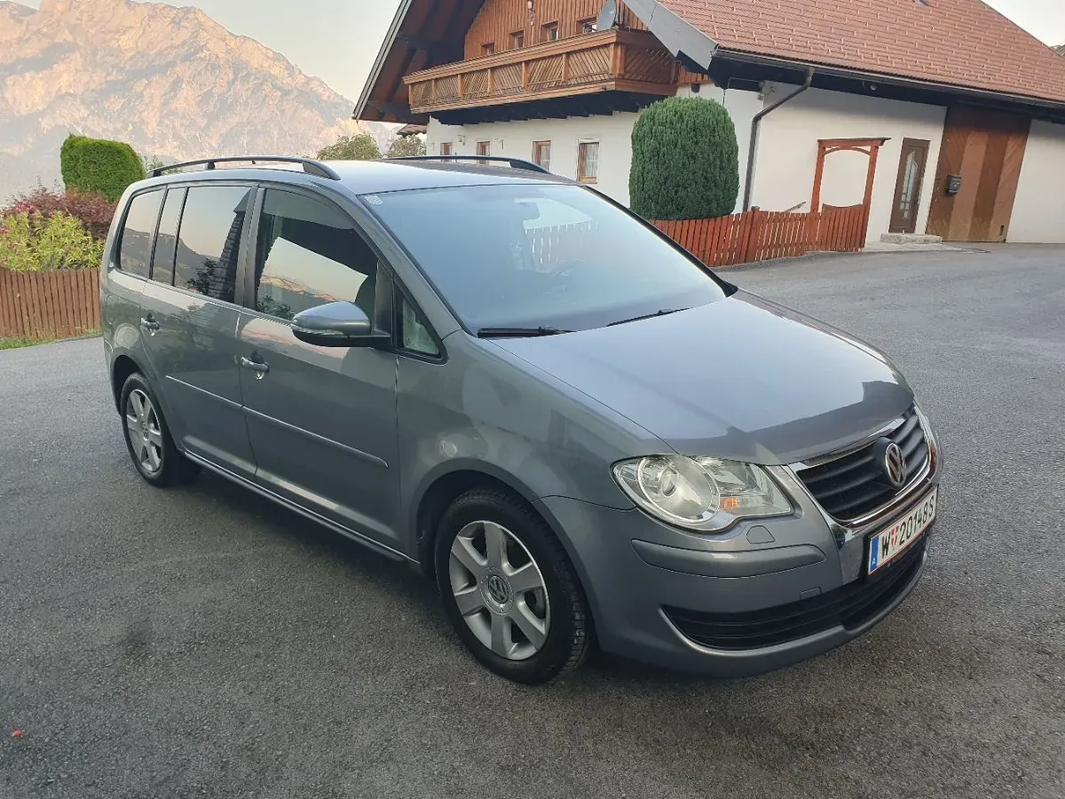 Volkswagen Touran 2009 photo 2