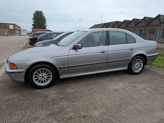 BMW 523I