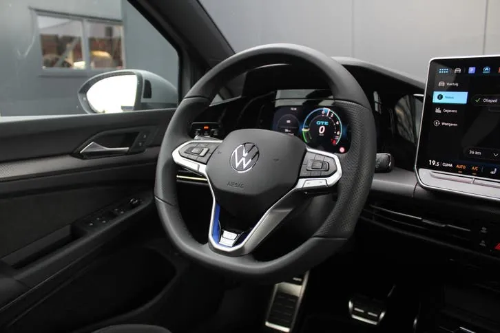 Volkswagen Golf 2025 photo 2