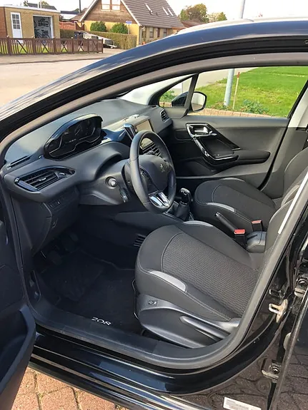 Peugeot 208 2015 photo 3
