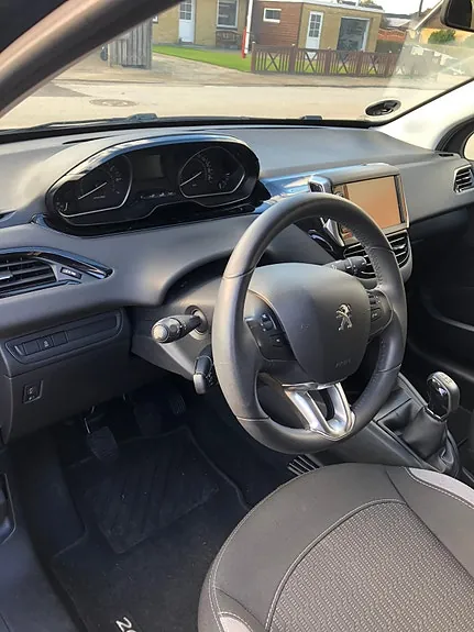 Peugeot 208 2015 photo 4