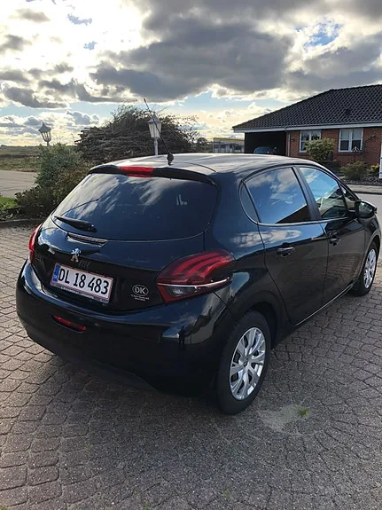 Peugeot 208 2015 photo 2