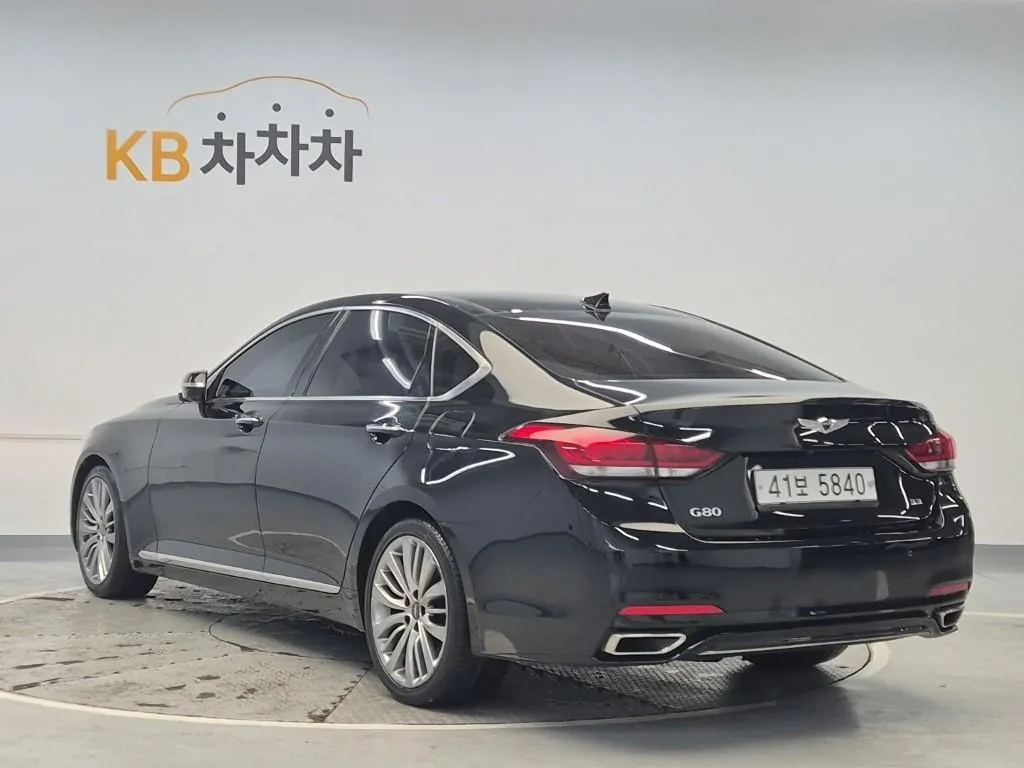 Genesis G80 2017 photo 2