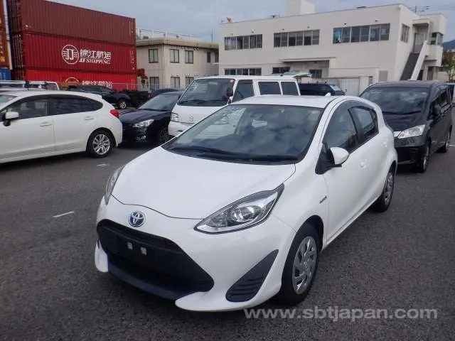 Toyota Aqua L 2018 photo 2