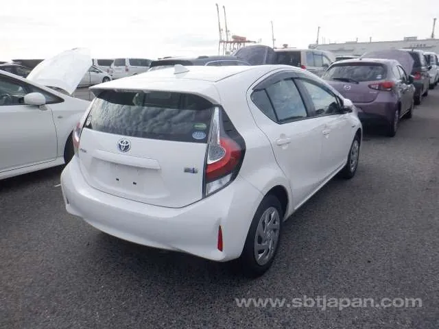 Toyota Aqua L 2018 photo 4