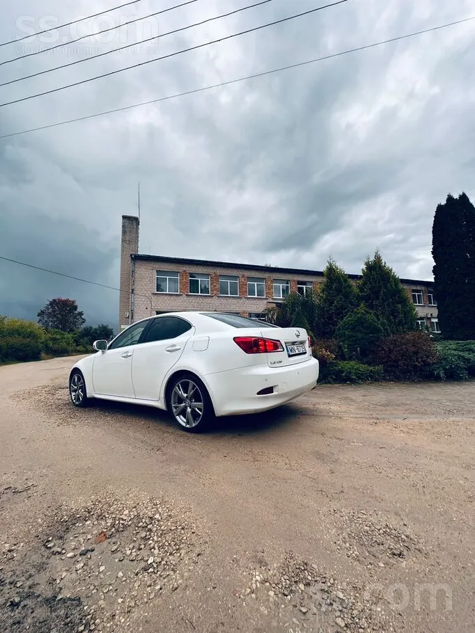 Lexus Is 220 2010 photo 2