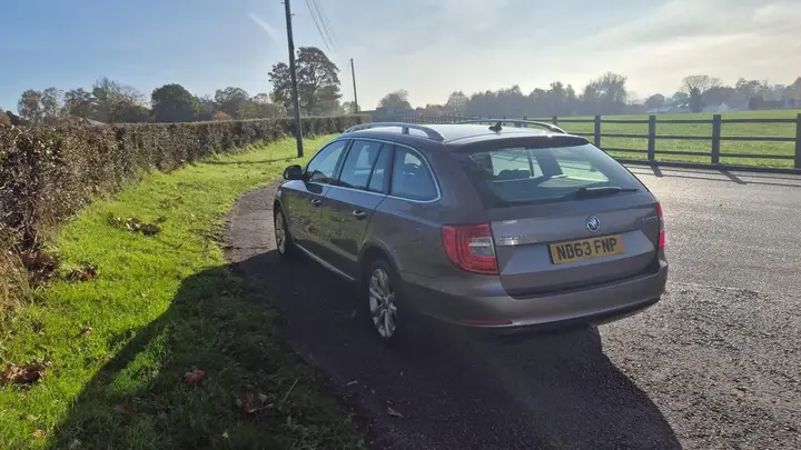 Skoda Superb 2013 photo 4